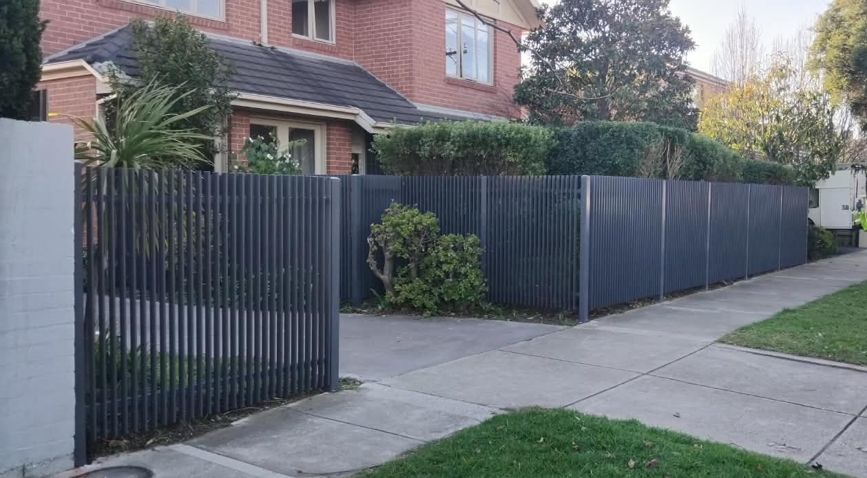 Angle blade aluminium slat front fence by Mordy Fencing