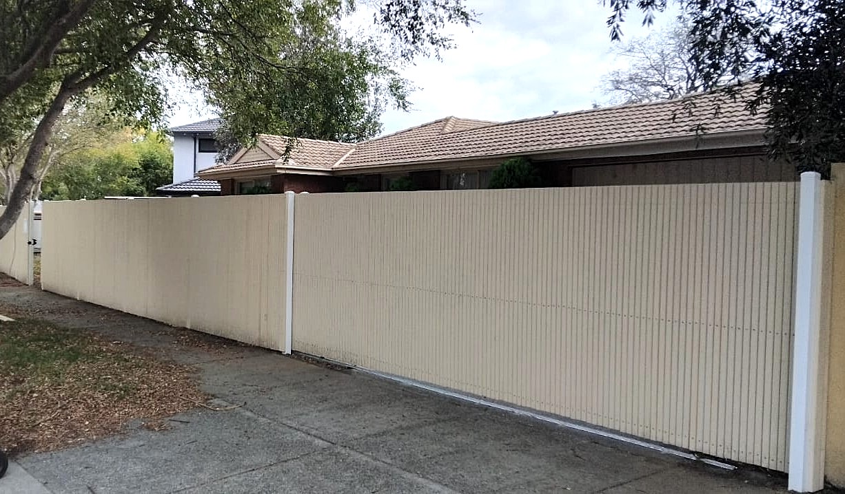 Primed laminated picket front fence by Mordy Fencing
